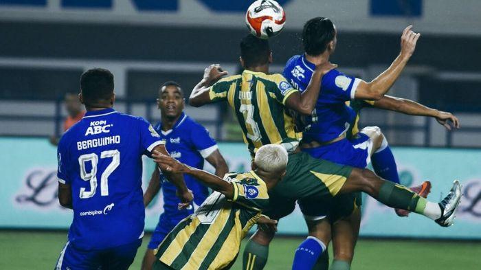 DUEL UDARA - Duel udara antara pemain Persib Bandung dan PSBS Biak di Stadion Gelora Bandung Lautan Api (GBLA) pada laga pekan ke-18 Super League 2025/2026, Minggu (25/1/2026). (Dok. Persib)