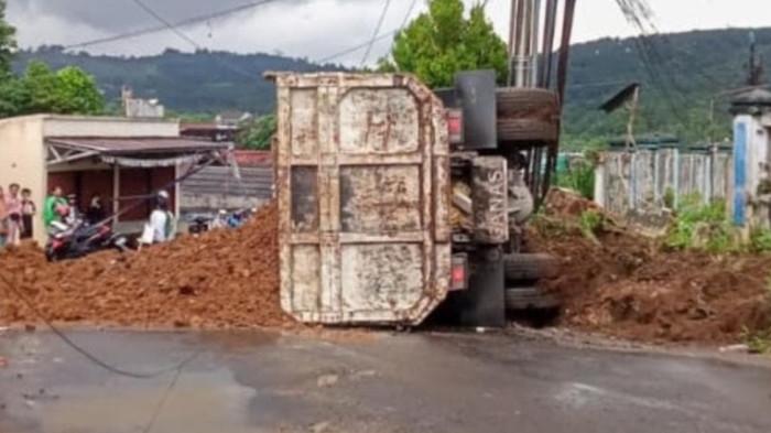 Truk Bermuatan Tanah Terguling di Jalur Alternatif Nagrak Cibadak, Akses Lalu Lintas Terhenti