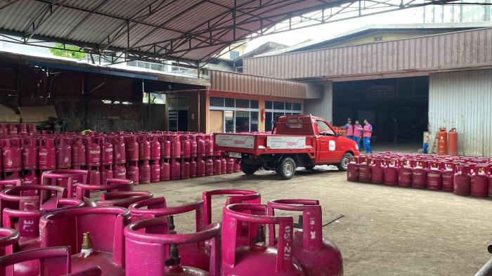 NAIK TINGGI - LPG 12 kg di PT Limas Raga Inti, distributor resmi pelumas Pertamina di Jalan Emong, Kota Bandung, Senin 20 April 2026.