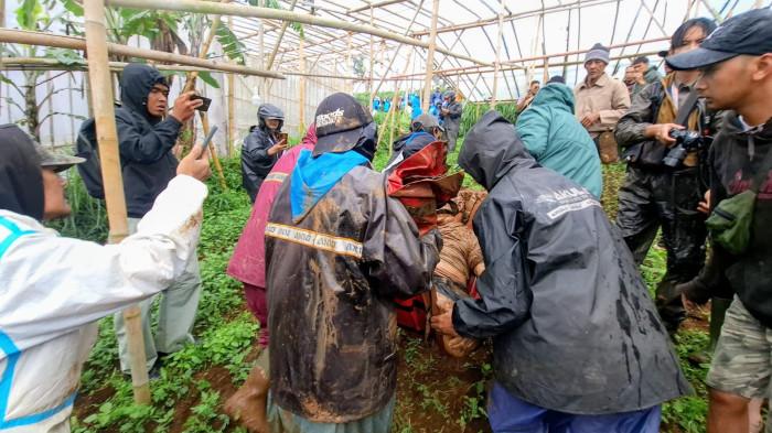EVAKUASI Satu jenazah korban tanah longsor di Desa Pasirlangu, Kecamatan Cisarua, Kabupaten Bandung Barat (KBB) berhasil ditemukan pada Sabtu (24/1/2026). Tribun Jabar / Adi Ramadhan Pratama.