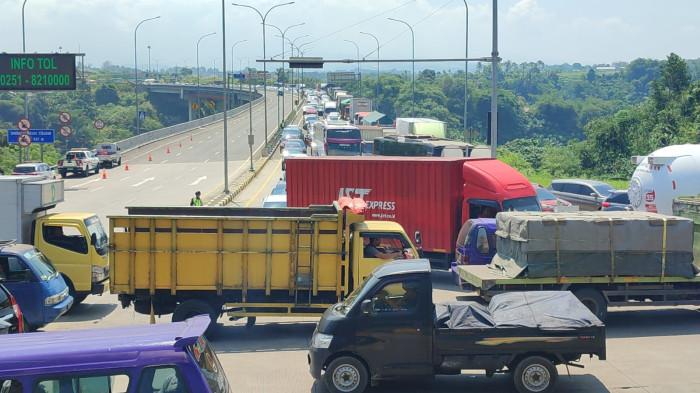PARUNGKUDA MACET - Kemacetan panjang di Exit Tol Bocimi GT Parungkuda, antrian kendaraan mulai dari dalam tol hingga ke jalan arteri Jalan Nasional Sukabumi Bogor, kemacetan dipicu peningkatan volume kendaraan yang naik 5 kali lipat di libur panjang ini, Jumat (3/4/2026).