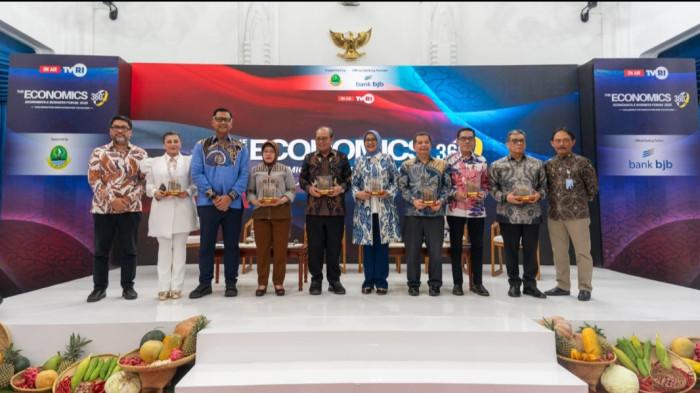 PT Bank Pembangunan Daerah Jawa Barat dan Banten Tbk (bank bjb) kembali menegaskan konsistensinya dalam memperkuat ekosistem ekonomi daerah melalui dukungan pada kegiatan Economics 360° Roundtable Discussions di Gedung Sate, Kota Bandung.