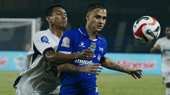 DIKAWAL - Pemain Persib, Eliano Reijnders, dikawal ketat pemain Persita dalam laga Super League 2025/26 pekan 22 di Stadion GBLA, Minggu (22/2/2026). Persib semakin mengokohkan diri di puncak klasemen sementara Super League 2025/26 usai menaklukkan Persita Tangerang 1-0.