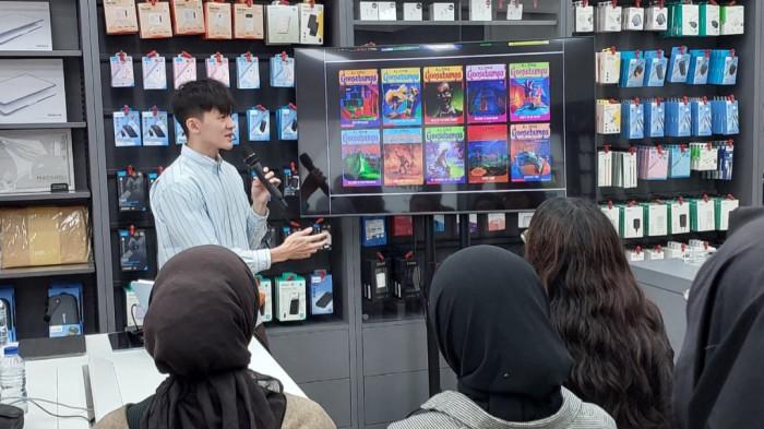 RUANG KELAS - Pada sesi ruang kelas, menghadirkan Evan Wiajaya, desainer grafis dan penata artistik (Art Director) asal Indonesia yang dikenal luas atas karyanya. Evan Wijaya membagikan cara memaksimalkan fitur iPad untuk kreativitas desain secara langsung. 