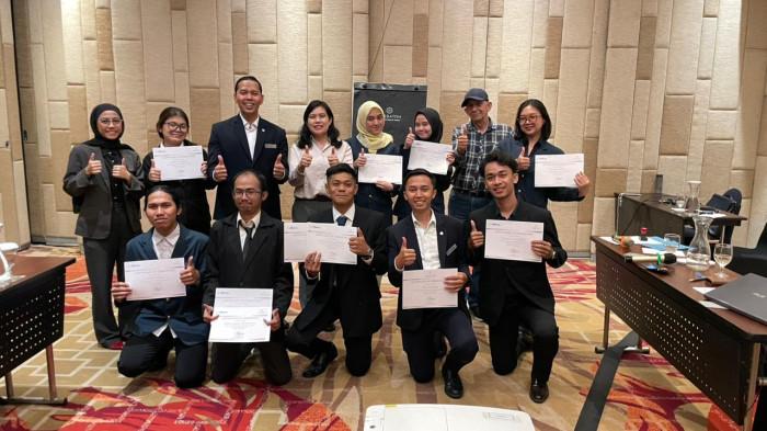 PRODI BAHASA INGGRIS - Kepala Program Studi Bahasa Inggris Universitas Widyatama, Dr. Ervina CM Simatupang, S.S., M.Hum saat mengajar bersama mahasiswa Program Studi Bahasa Inggris Universitas Widyatama.
