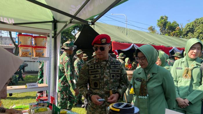 PUSDIKLATPASSUS - Komandan Pusdiklatpassus Kopassus Brigjen Romel Jangga Wardhana dan Ny Ame Romel saat memborong dagangan UMKM pada Bazar Murah Ramadan di Lapangan RA Fadillah