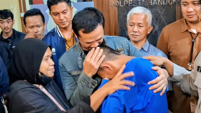 BERTEMU KELUARGA -  Isak tangis Riski Nur Fadhilah (18), remaja asal Dayeuhkolot, Kabupaten Bandung yang diduga korban Tindak Pidana Perdagangan Orang (TPPO) saat bertemu dengan keluarganya di Mapolresta Bandung.