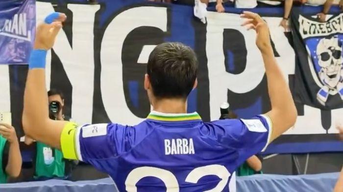 HAMPIRI BOBOTOH - Kapten Persib Bandung Federico Barba menghampiri Bobotoh setelah kalah dari Ratchaburi FC di Ratchaburi Stadium, Thailand, pada leg pertama babak 16 besar AFC Champions League Two (ACL 2) 2025/2026, Rabu (11/2/2026). Skor akhir 3-0 untuk tuan rumah.