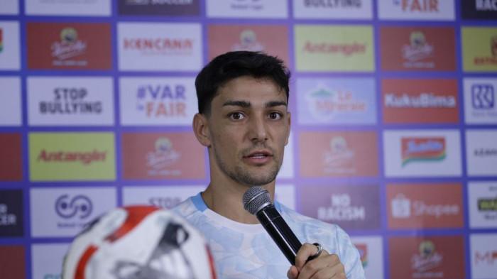 TIGA POIN - Bek Persib, Federico Barba dalam sesi konferensi pers menjelang laga kontra Persebaya, Minggu 1 Maret 2026. Barba memastikan Persib bidik tiga poin dari tuan rumah, Persebaya.