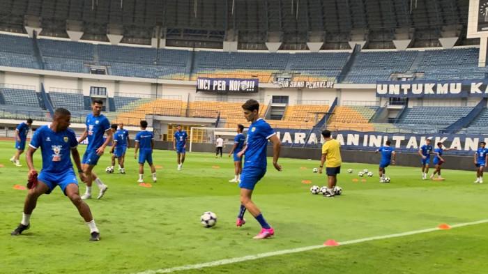 Federico Barba telah kembali merumput dalam sesi latihan yang digelar Persib di Stadion Gelora Bandung Lautan Api pada Sabtu 22 November 2025.