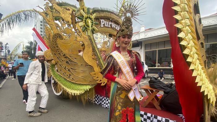 KIRAB BUDAYA - Fitra yang menjadi Nyi Subang Larang pada Kirab Budaya dalam rangka peringatan Hari Ulang Tahun ke-80 Provinsi Jawa Barat di Gedung Merdeka, Kota Bandung, Selasa (19/8/2025).