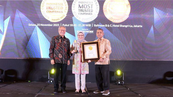 Foto 2: Direktur Utama AdMedika Dian Prambini saat menerima penghargaan pada ajang