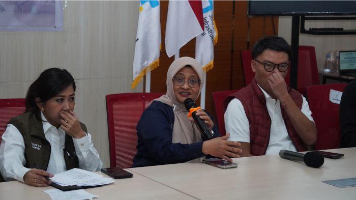 Foto 2: Direktur Utama Telkom Dian Siswarini saat memberikan penjelasan pada rapat
