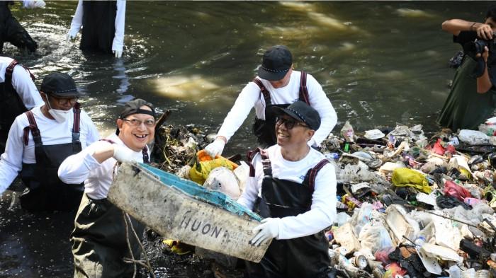 Foto 2 : Kegiatan River Clean Up di Sungai Cioray, Bandung.