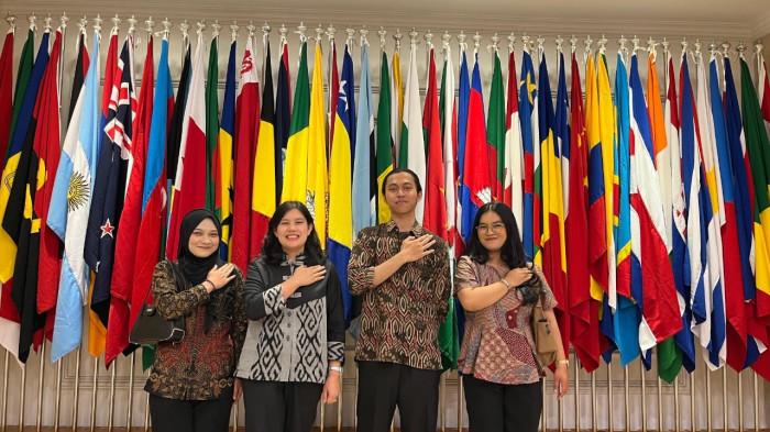 PRODI BAHASA INGGRIS - PRODI BAHASA INGGRIS - Kepala Program Studi Bahasa Inggris Universitas Widyatama, Dr. Ervina CM Simatupang, S.S., M.Hum saat mengajar bersama mahasiswa Program Studi Bahasa Inggris Universitas Widyatama