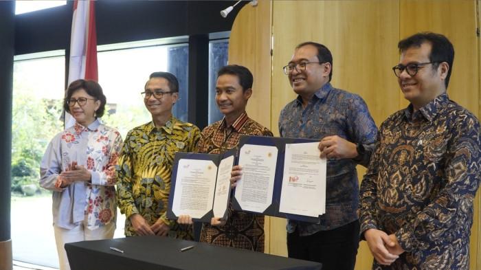 Foto 2: (kiri ke kanan) Rektor Universitas Gadjah Mada Prof. dr. Ova Emilia, M.Med.Ed