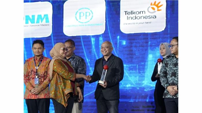Foto 2:Telkom menerima penghargaan pada ajang IDX Channel Anugerah Inovasi Indonesia 2025