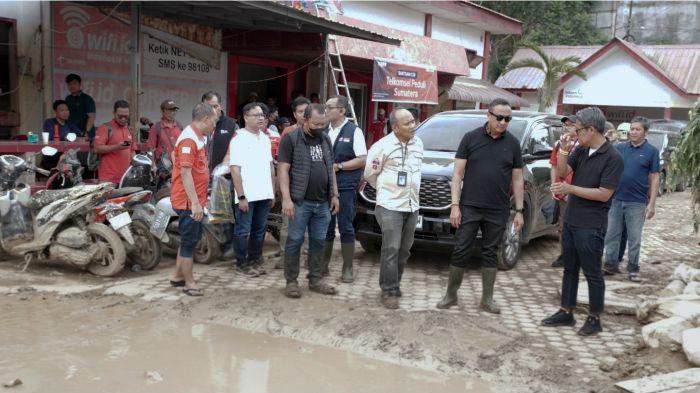 Foto 3: Direktur Network Telkom Nanang Hendarno saat melakukan peninjauan upaya pemulihan