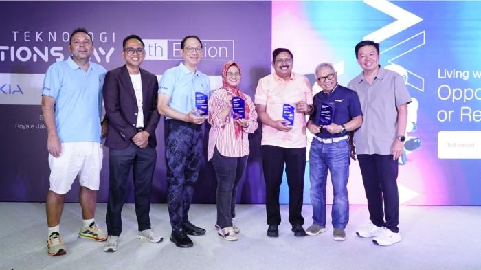 Foto 3: Direktur Utama Telkom Indonesia Dian Siswarini saat menerima penghargaan