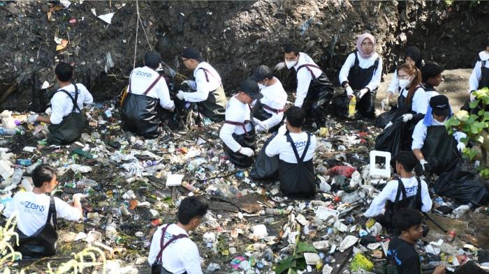 Foto 3: Kegiatan River Clean Up di Sungai Cioray, Bandung.