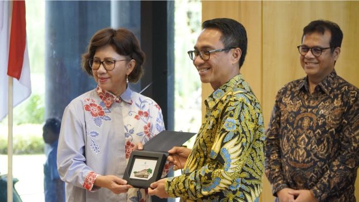 Foto 3: Pemberian Cinderamata oleh Rektor Universitas Gadjah Mada