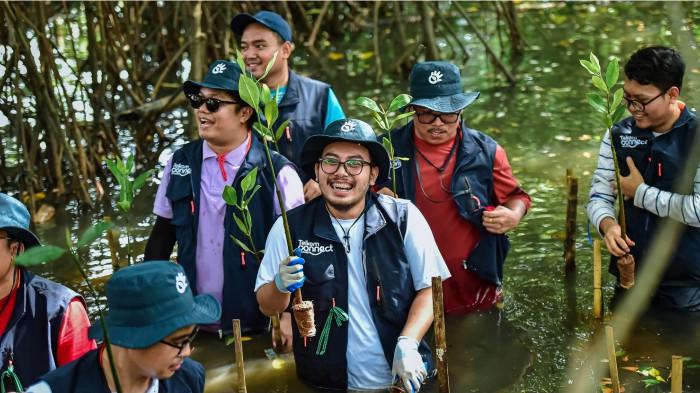 Foto 3: Penanaman Mangrove oleh relawan pada acara “Earth Mission - Mangrove Chapter”