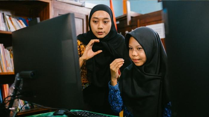 Foto 3: Siswa dan Guru sedang menggunakan Application, Network, Device (AND).