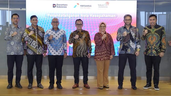 Foto 3: Turut hadir dan Direktur Strategi & Pengembangan
