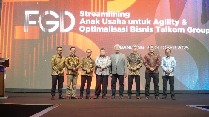 Foto 3: (kiri-kanan) Direktur IT Digital Telkom Faizal Rochmad Djomaedi, Deputi Akuntan