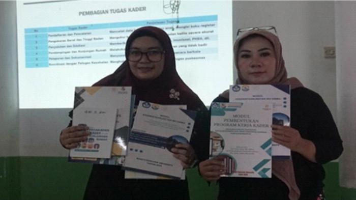 Penyerahan modul dan alat kesehatan Oleh Ibu Intan Yusita, M.Keb