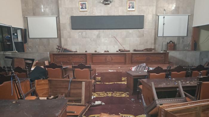 RUSAK PARAH - Gedung DPRD Kabupaten Cirebon yang seharusnya menjadi rumah aspirasi rakyat, justru luluh lantak dibakar massa.