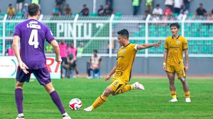 TENDANG BOLA - Gelandang Bhayangkara FC yang merupakan pinjaman dari Persib Bandung, Dedi Kusnandar, bersiap menendang bola saat melawan Persik Kediri di Stadion Sumpah Pemuda, Bandar Lampung, Jumat (19/9/2025).