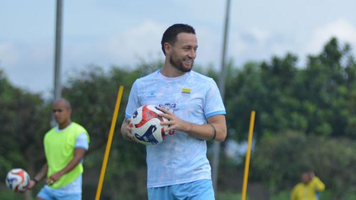 Gelandang PERSIB, Marc Klok menikmati jeda kompetisi untuk sedikit relaksasi. Menurutnya, penyegaran sangat penting buat pemain setelah PERSIB tampil dalam rangkaian jadwal pertandingan yang cukup padat.