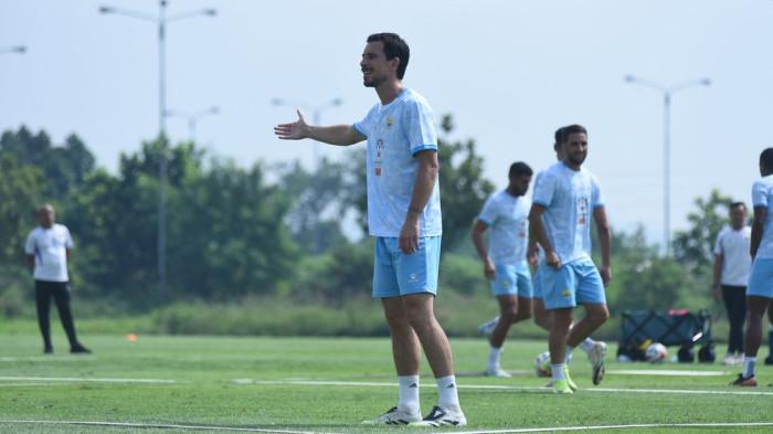Gelandang PERSIB, Thom Haye, berlatih menjelang laga PERSIB akan menjamu Dewa United pada laga pekan ke-13 Super League 2025/26 di Stadion Gelora Bandung Lautan Api (GBLA), Jumat, 21 November 2025.