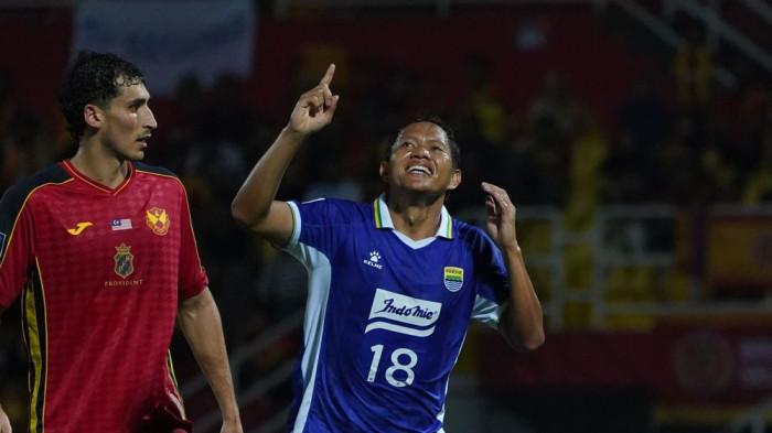 Gelandang Persib Bandung, Adam Alis, memimpin mutlak perolehan suara sementara dalam nominasi penghargaan Magic Moment of the Season ACL Two 2025/2026 dengan raihan 99,39 persen suara.