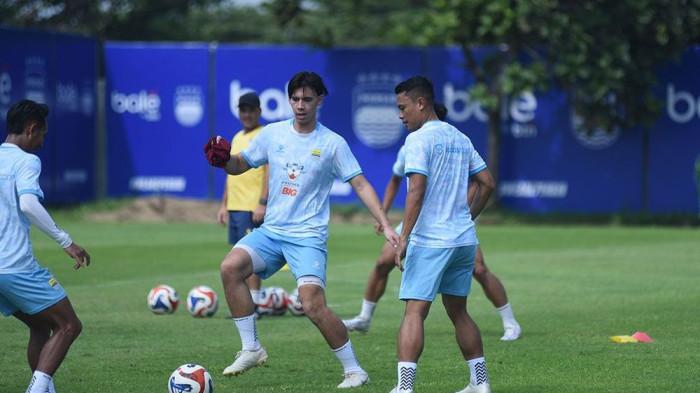 LATIHAN - Gelandang Persib Bandung Dedi Kusnandar (kanan) dan Dion Markx (kiri) melakoni latihan di lapangan pendamping Stadion Gelora Bandung Lautan Api (GBLA) pada Senin (2/2/2026).