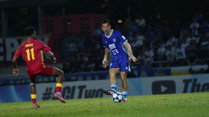 LEPASKAN UMPAN - Gelandang Persib Bandung, Thom Haye, melepaskan umpan saat berhadapan dengan Selangor FC pada matchday keempat Grup G ACL 2 2025-2026 di Stadion MBPJ, Petaling Jaya, Malaysia, Kamis (6/11/2025) malam. Persib menang 3-2.
