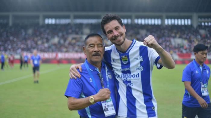 Gelandang Persib Thom Haye berfoto bersama Manajer Persib Umuh Muchtar usai Persib mengalahkan Persis Solo di Stadion Manahan, Solo, pada Sabtu (31/1/2026).