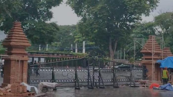 Gerbang Gedung Sate tengah direnovasi dengan bentuk baru yang menyerupai candi.
