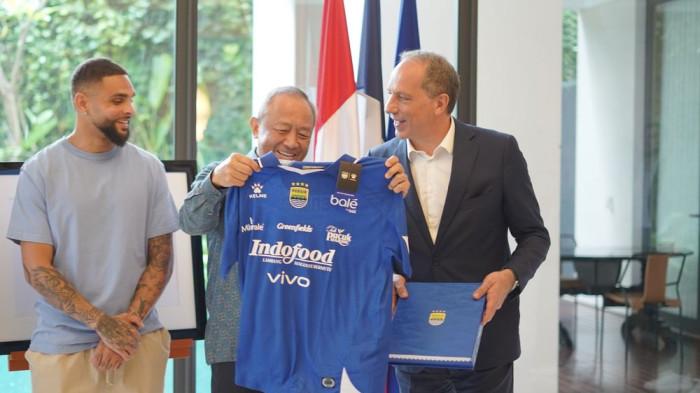 SERAHKAN JERSEY - Chief Executive Officer PT Persib Bandung Bermartabat, Glenn T Sugita (tengah), menyerahkan jersey Persib Bandung musim 2-25/2026 kepada Duta Besar Prancis untuk Indonesia, Timor Leste dan ASEAN, Fabien Penone (kanan), di Jakarta Pusat, Selasa, 24 Maret 2026. Persib jadi contoh positif kerjasama internasional, khususnya sepakbola Indonesia dengan Prancis.
