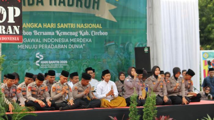 Tampil Tegas namun Lembut Bersalawat, Grup Hadroh Polwan Polresta Cirebon Memukau di Hari Santri