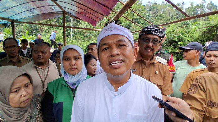 BERI KETERANGAN - Gubernur Jabar, Dedi Mulyadi, saat memberikan keterangan kepada wartawan saat melakukan kunjungan kerja di Kabupaten Sukabumi, Senin (1/12/2205).