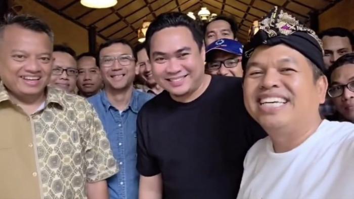 Gubernur Jawa Barat Dedi Mulyadi (kanan) dengan penemu Bobibos Muhammad Ikhlas Thamrin (tengah) seusai penandatanganan nota kesepahaman di Lembur Pakuan, Kabupaten Subang, Sabtu (15/11/2025).