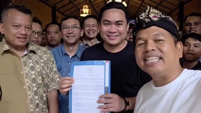 Gubernur Jawa Barat Dedi Mulyadi memperlihatkan kontrak kerjasama dengan penemu Bobibos, Muhammad Ikhlas Thamrin, di Lembur Pakuan, Kabupaten Subang, Sabtu (15/11/2025).