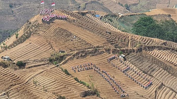 HUT TNI Digelar di Ketinggian Terasering Panyaweuyan Majalengka, Prajurit Bentuk Barisan 78