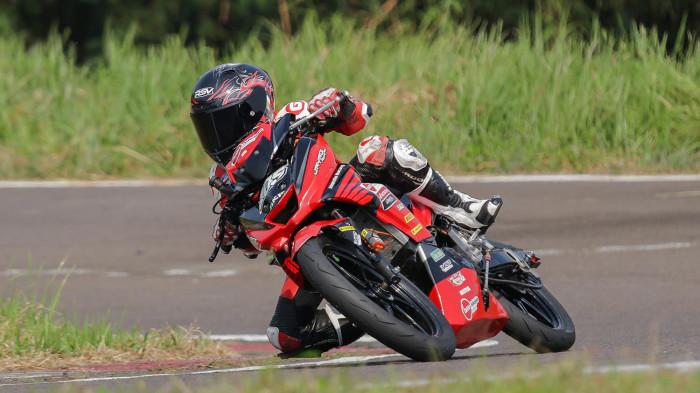 ROAD RACE IMI JABAR - Tim balap binaan PT Daya Adicipta Motora, Honda Daya Jayadi Racing Team kembali menunjukkan konsistensi dan progres positif pada gelaran Kejurda Road Race IMI Jawa Barat yang digelar di Sirkuit Bukit Peusar, Tasikmalaya, pada 8–9 November 2025.