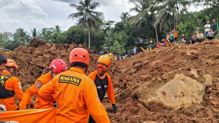 PENCARIAN KORBAN LONGSOR -  Disaster Management Center (DMC) Dompet Dhuafa (DD) hingga sore ini terus melakukan penyisiran untuk korban yang belum ditemukan. 