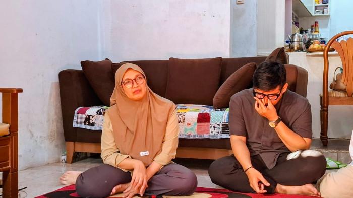 TAHU RISIKO - Ibunda Thoudy, Hani Hanifa Humanisa (56) saat ditemui dikediamannya di Kampung Pamoyanan, Desa Panenjoan, Kecamatan Cicalengka, Kabupaten Bandung, Selasa (19/5/2026). Hani mengaku tahu risiko pekerjaan anaknya ke Gaza.