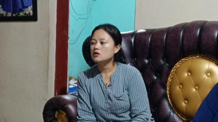 BUKAN KEKERASAN – Indah Marlianti (23) mengungkap kondisi anaknya, SA (2). Dia mengatakan, lebam bukan karena tindak kekerasan, melainkan penyakit langka.