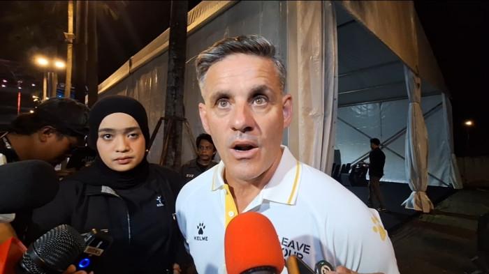PELATIH TIMNAS - Pelatih Timnas Indonesia, John Herdman di Plaza Utara GBK, Senayan, Jakarta, Kamis (12/3/2026) malam. Tribunnews/Abdul Majid